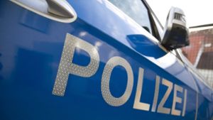 Unfall in Stetten: 22-Jähriger fährt gegen geparktes Auto – 16.000 Euro Schaden